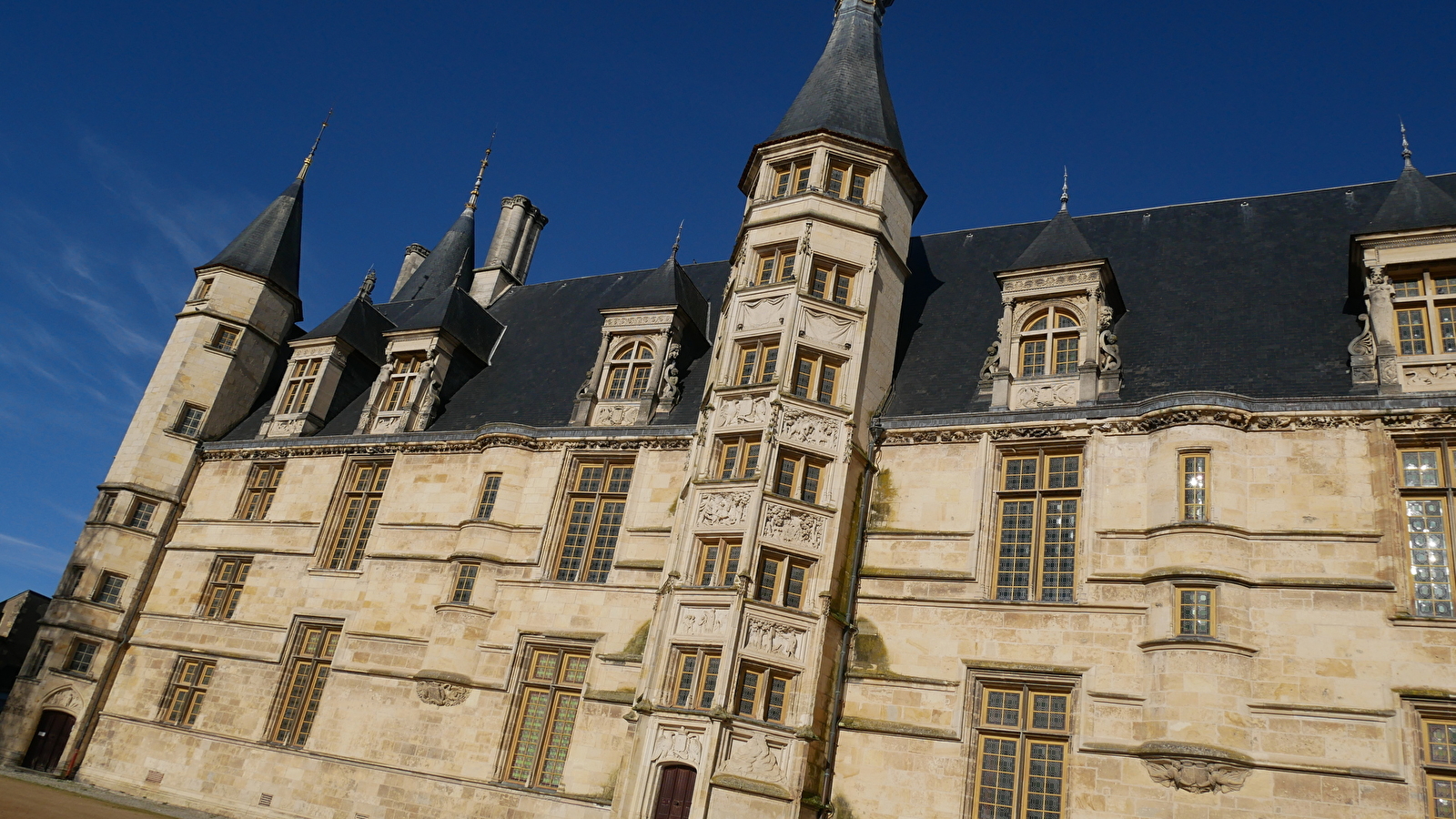 Atelier 6 à 12 ans : Mais qui est à cette fenêtre ?